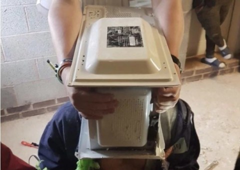 Youtuber fica preso ao cimentar cabeça em micro-ondas