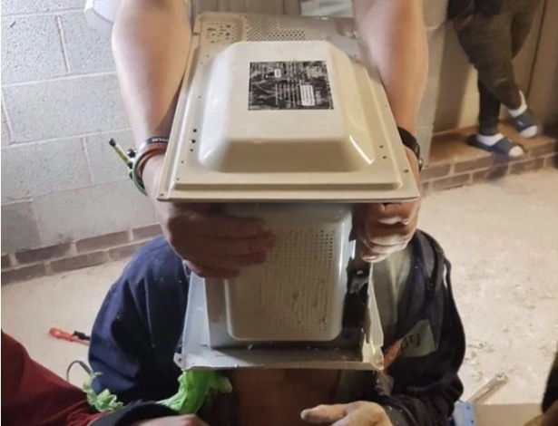 Youtuber fica preso ao cimentar cabeça em micro-ondas