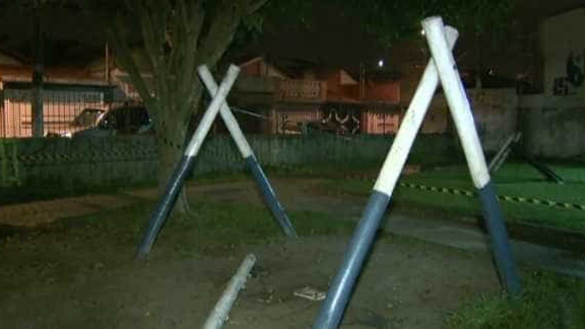 Balanço de parque quebra e mata criança de 9 anos