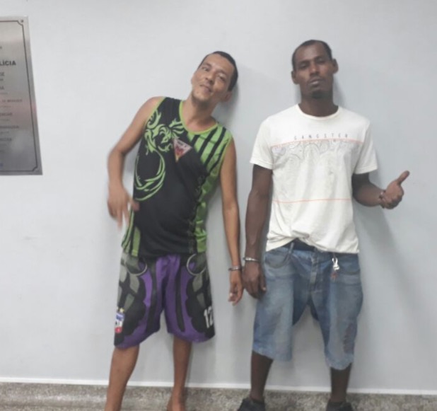 Em Manaus, dupla de novinhos é presa após assalto e ainda faz pose pra foto