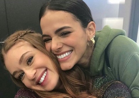 Bruna Marquezine e Marina Ruy Barbosa posam agarradinhas em foto e fãs comemoram