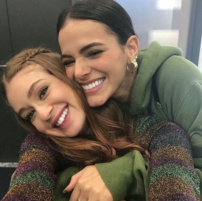 Bruna Marquezine e Marina Ruy Barbosa posam agarradinhas em foto e fãs comemoram