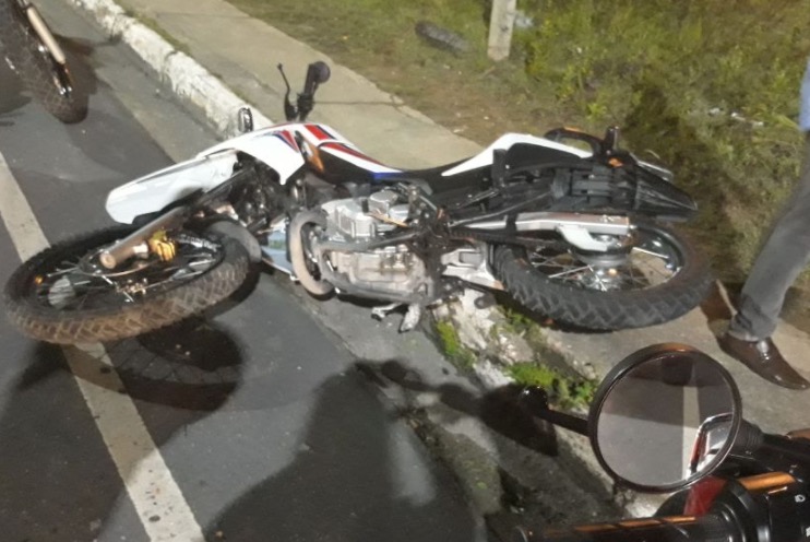 Jovem morre ao ser arremessado de motocicleta em avenida de Manaus