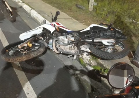 Jovem morre ao ser arremessado de motocicleta em avenida de Manaus