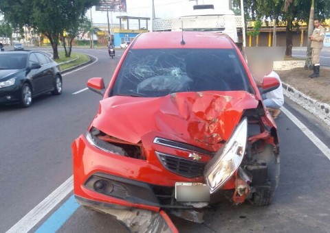Mulher fica ferida após carro colidir com árvore em Manaus