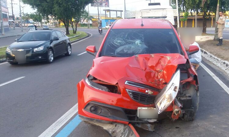 Mulher fica ferida após carro colidir com árvore em Manaus