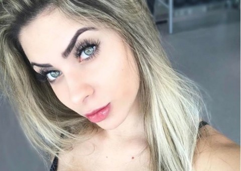 Mariana Castilho posa em lugar paradisíaco e ostenta bumbum de fio dental