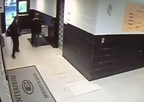 Câmeras de segurança registram veado entrando em faculdade e botando todos pra correr 