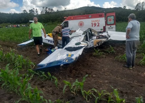 Queda de avião mata mulher e deixa piloto preso nas ferragens
