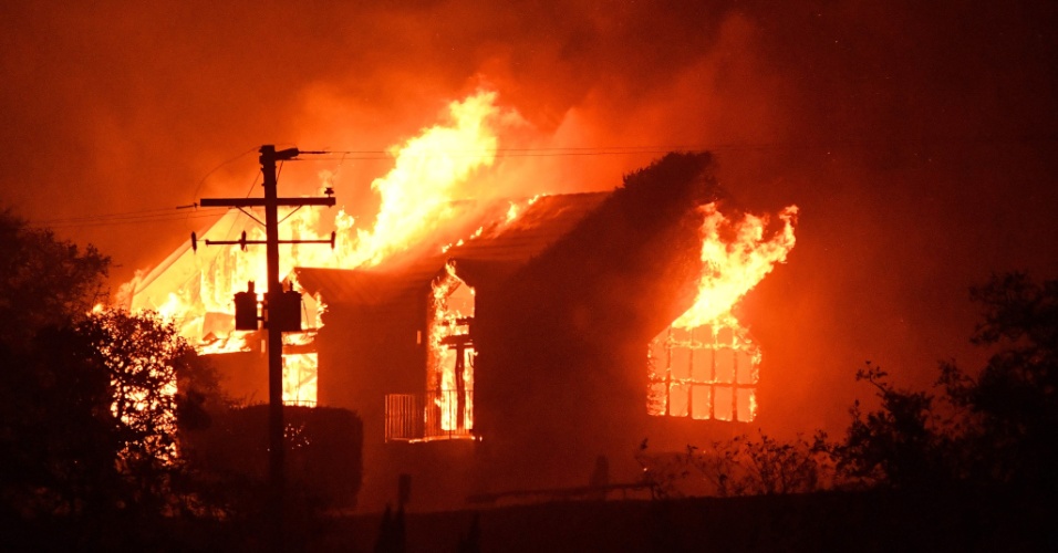  Autoridades confirmam primeira morte em incêndios na Califórnia  