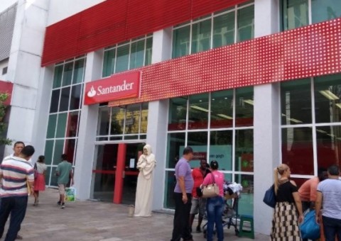 Bandidos derrubam paredes e roubam agência bancária em Manaus