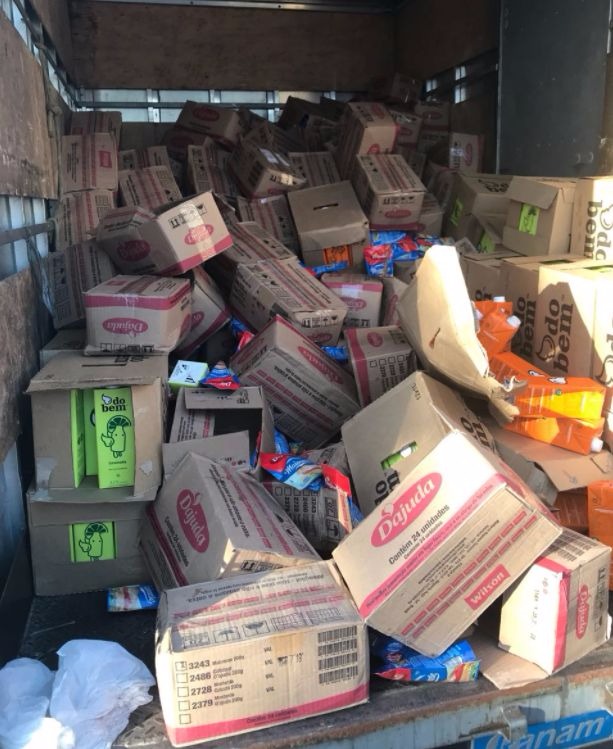 Dupla é presa por adulterar validade de mercadorias vencidas para vender em Manaus