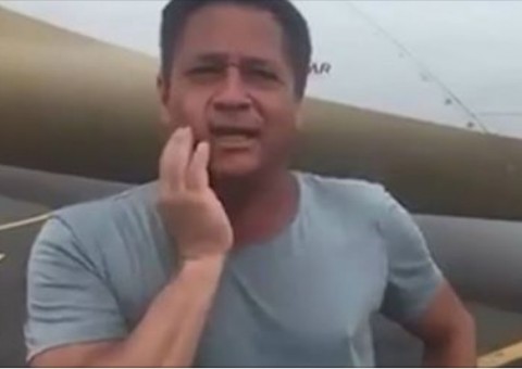 Jatinho do cantor Leonardo fica atolado em pista de aeroporto