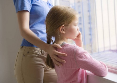 Não faça sua filha abraçar parentes no Natal, diz organização