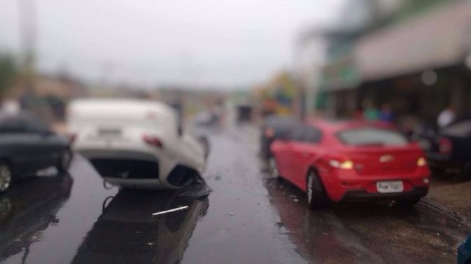 Técnico de refrigeração é preso com arma de fogo após capotamento em Manaus