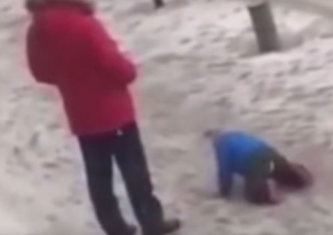 Pai é flagrado dando chute violento em filho por motivo inacreditável