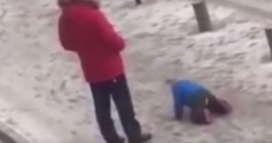 Pai é flagrado dando chute violento em filho por motivo inacreditável