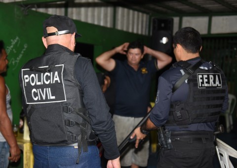 Três pessoas são detidas durante operação policial em bares de Manaus