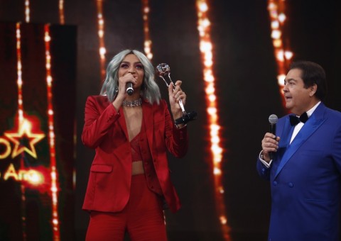 Faustão e Pabllo Vittar comentem 'gafes' durante premiação e internet vai à loucura