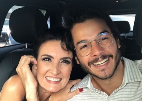 Fátima Bernardes aparece em clima de romance com Túlio Gadelha