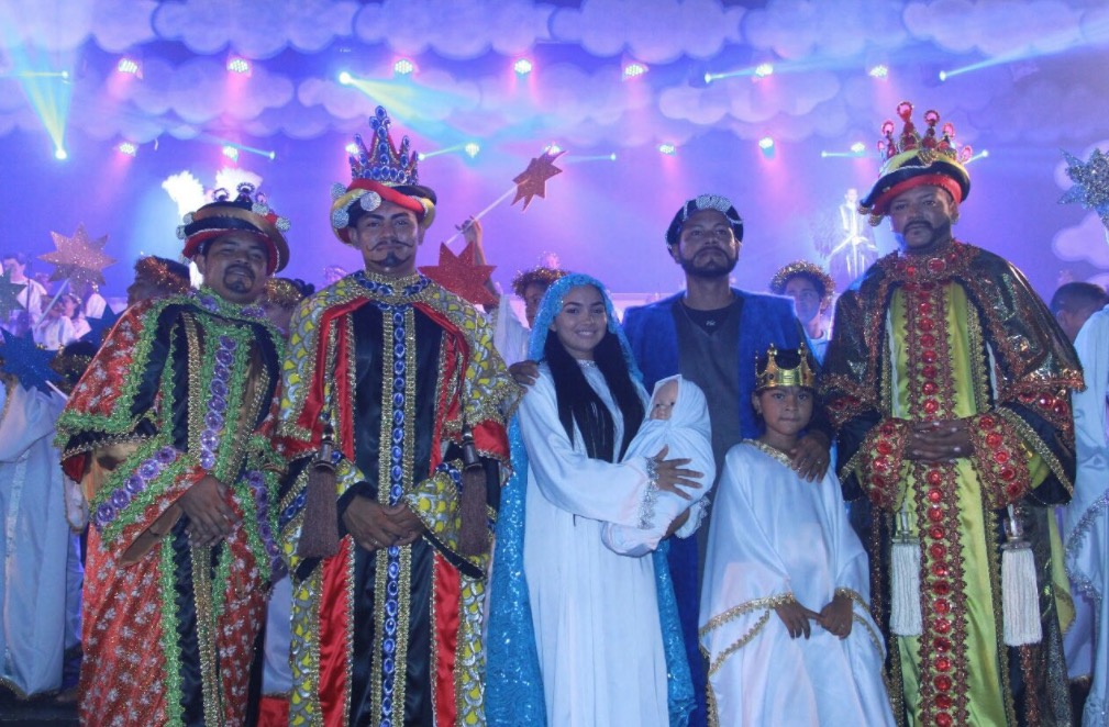 Mais de 30 mil pessoas lotam a praça da Matriz em noite de estreia do Auto de Natal 