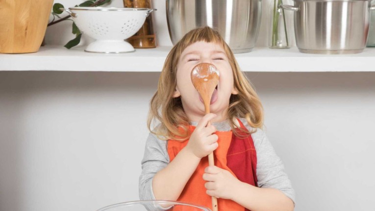Comer massa de bolo crua pode fazer muito mal à saúde, aponta estudo