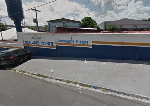 Trio é flagrado tentando roubar equipamentos de informática de escola em Manaus