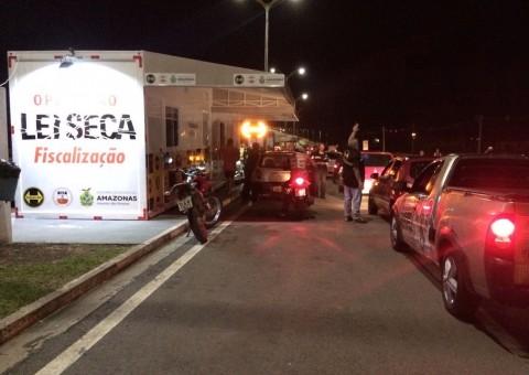 Detran apreende mais de 40 veículos em operação na Ponte Rio Negro