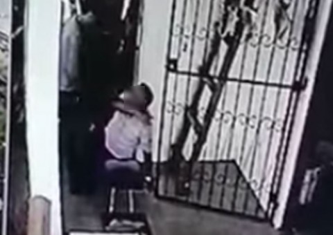 Bandidos são flagrados rendendo família para roubar estaleiro em Manaus