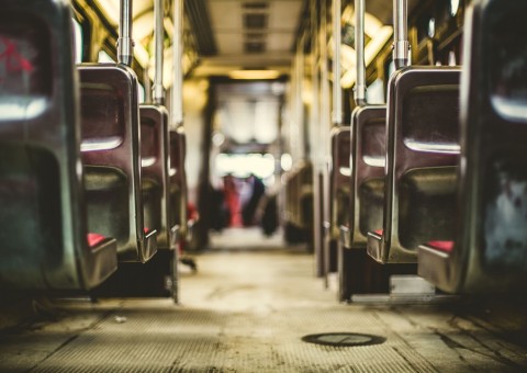 Mulher é morta com facadas após acordar passageira em ônibus 