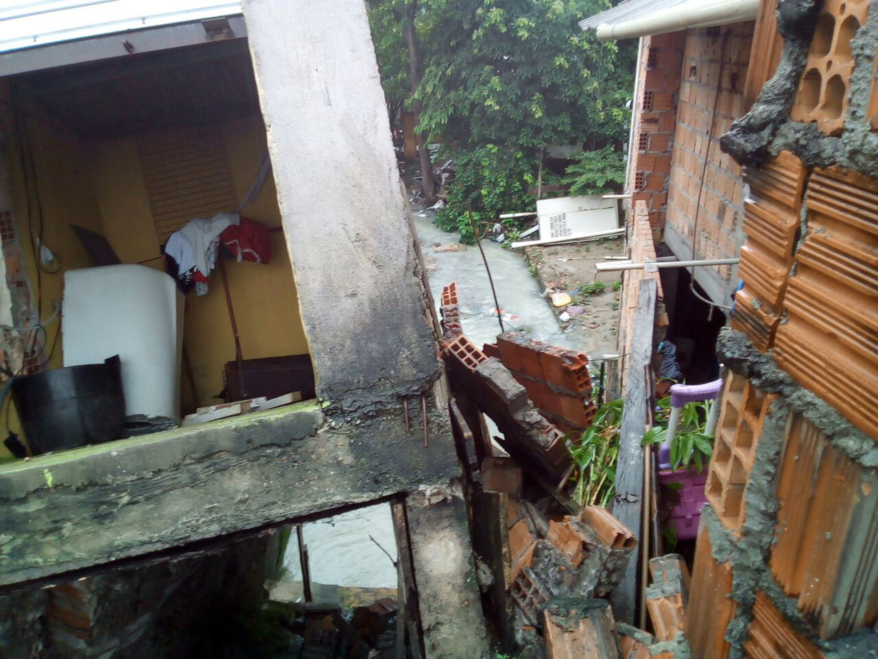 Casa fica prestes a cair após chuva forte em Manaus