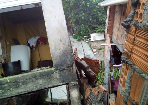Casa fica prestes a cair após chuva forte em Manaus