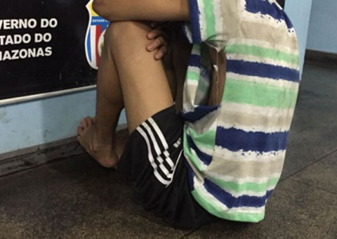  Mulher dá 'gravata' em bandido para impedir assalto em Manaus