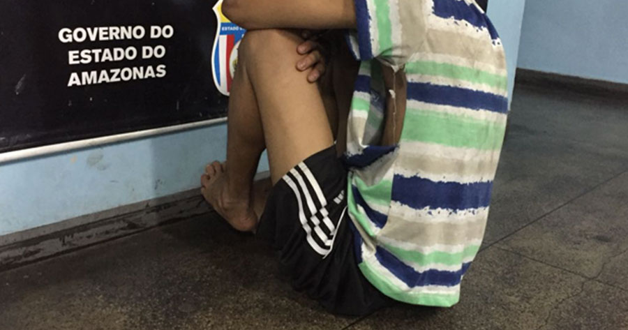  Mulher dá 'gravata' em bandido para impedir assalto em Manaus