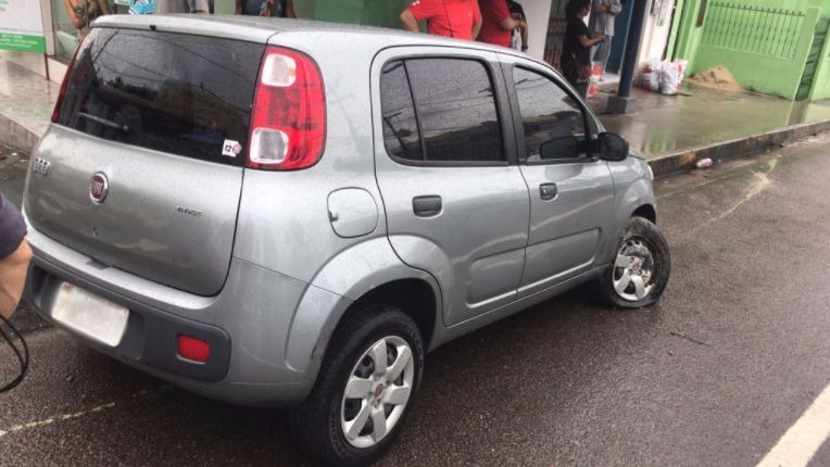 Suspeitos de roubar carro de estacionamento são presos após perseguição policial em Manaus