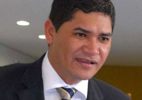 Justiça Federal condena prefeito de Parintins a perder mandato