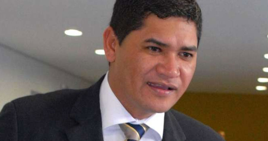 Justiça Federal condena prefeito de Parintins a perder mandato