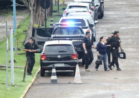 Primeira investigada chega à sede da PF em Manaus