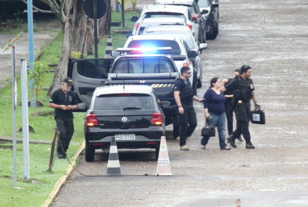 Primeira investigada chega à sede da PF em Manaus