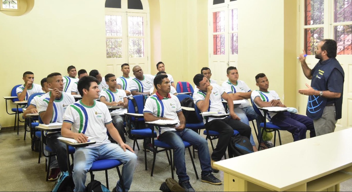 Governo retira limpadores de para-brisas das ruas e os qualifica com curso técnico  