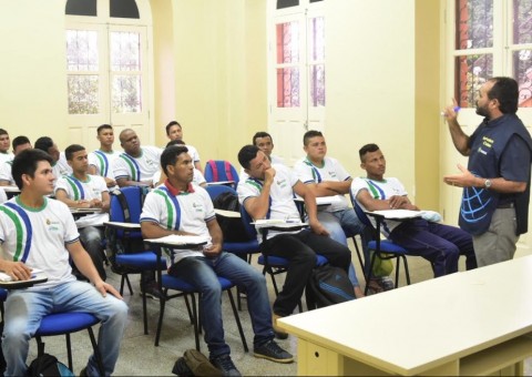 Governo retira limpadores de para-brisas das ruas e os qualifica com curso técnico  