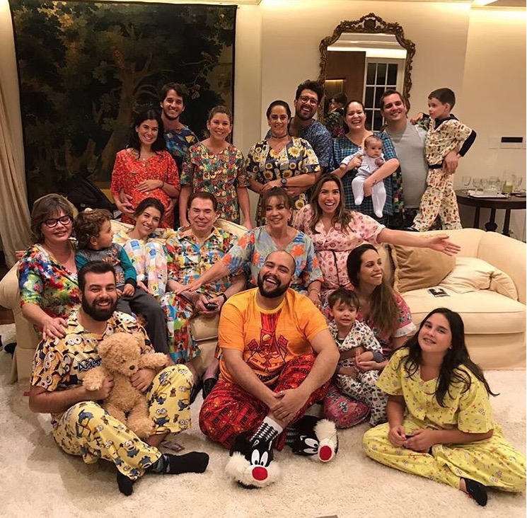 Silvio Santos completa 87 anos com festa do pijama 