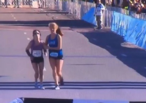 Atleta perde a consciência durante corrida e recebe ajuda de rival para vencer