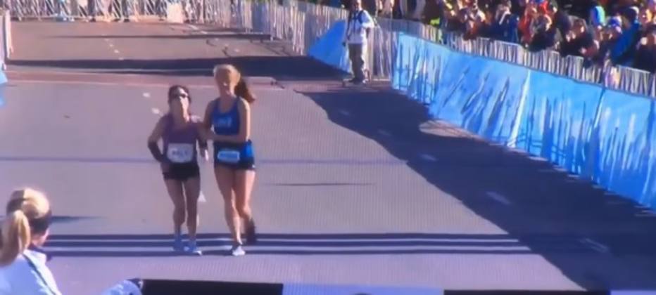 Atleta perde a consciência durante corrida e recebe ajuda de rival para vencer