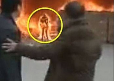 Homem invade galpão coberto por chamas para resgatar celular