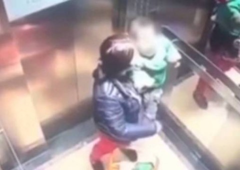 Babá é presa após ser flagrada agredindo bebê dentro de elevador