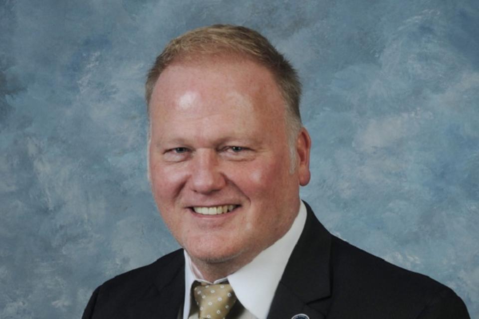 Garota denuncia abuso sexual e deputado se suicida