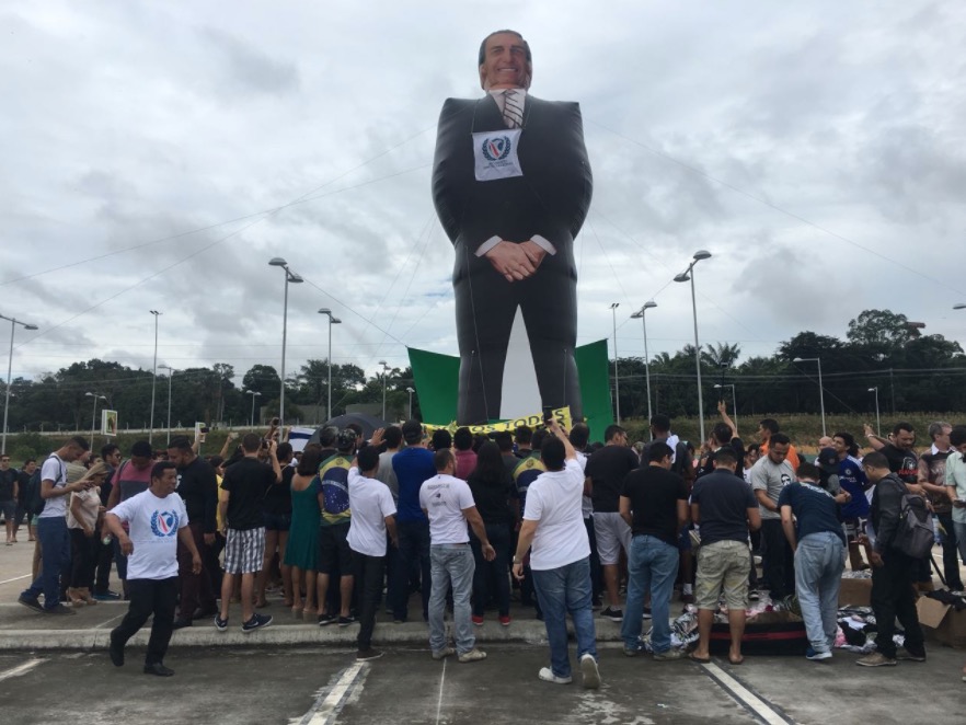 Simpatizantes de Bolsonaro lotam aeroporto de Manaus a espera do pré-candidato à presidência
