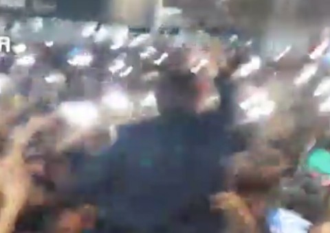 Aos gritos de ‘Mito’, Bolsonaro 'vai pra galera' e é recebido por fãs em Manaus