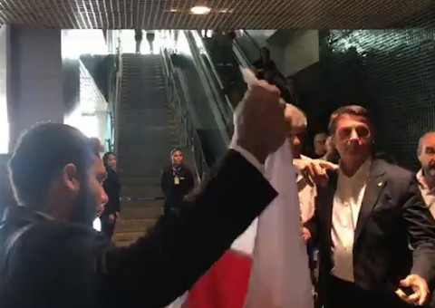 Bolsonaro ignora Platiny em aeroporto e apoiadores gritam "Fora"